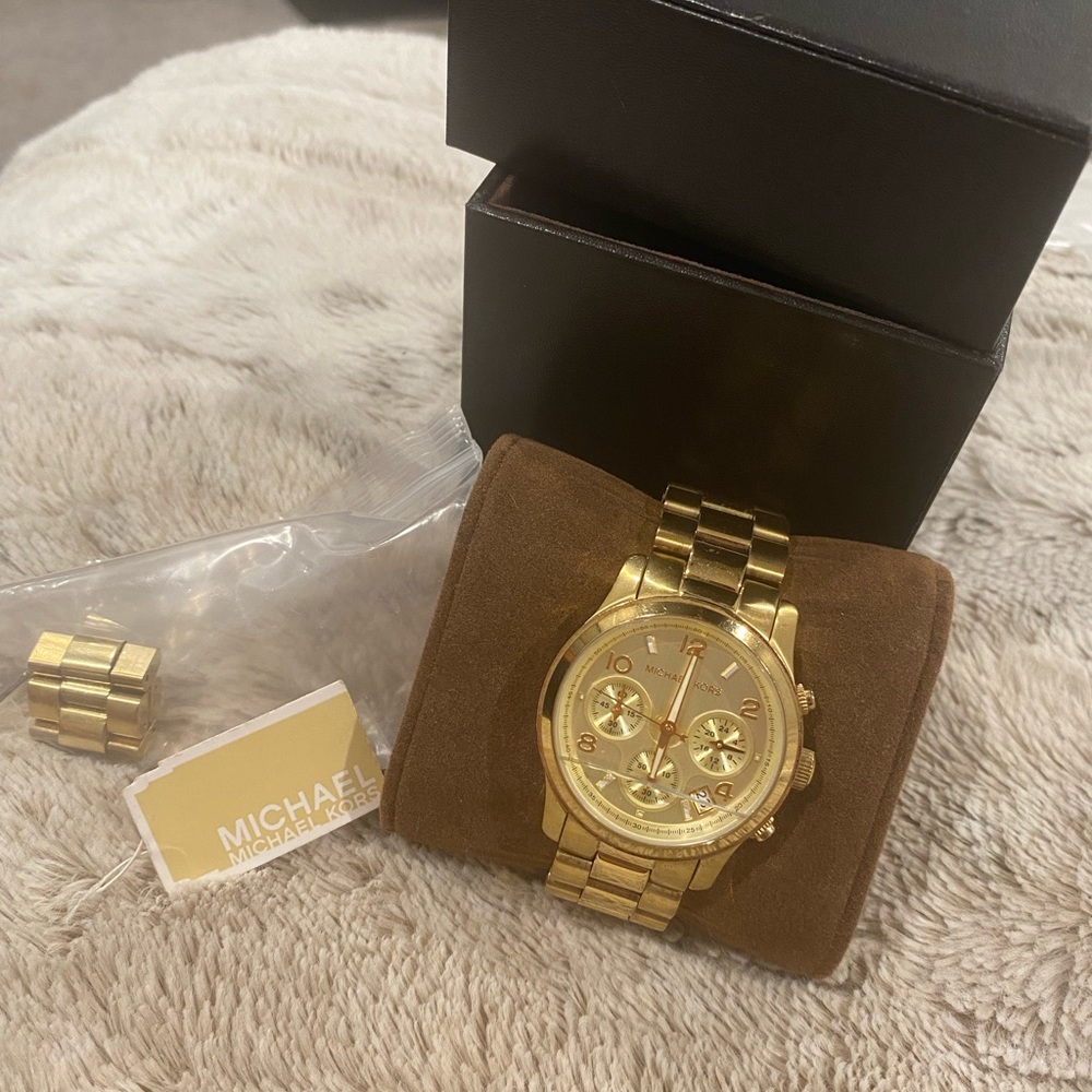 Gold Michael Kors watch comes with extra links n tag minor scratch